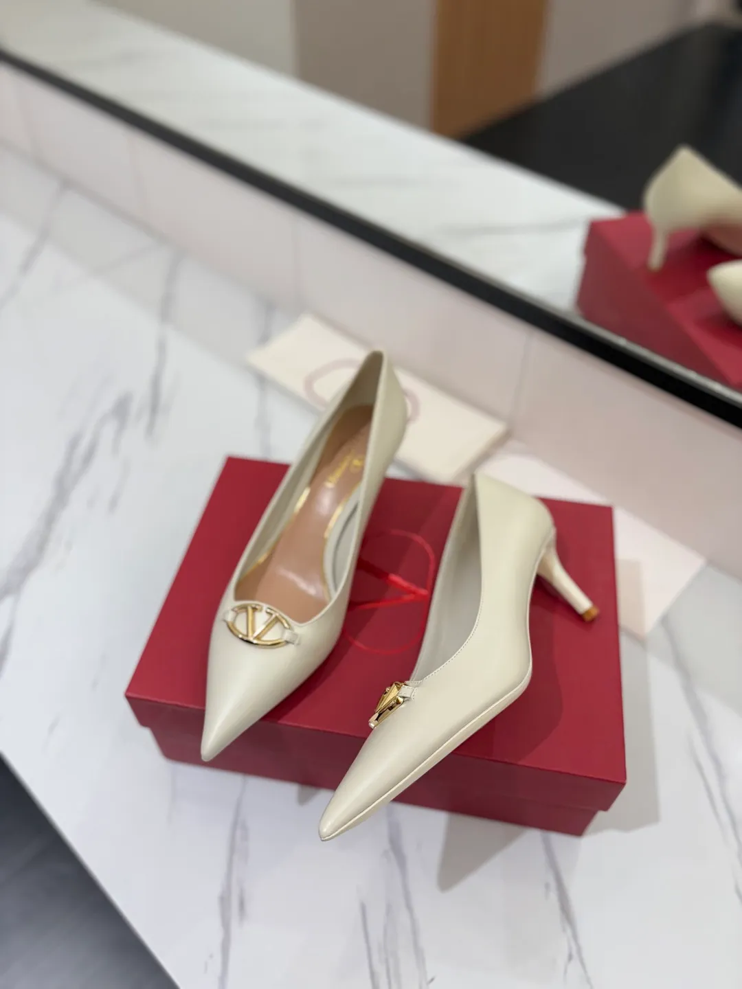 💕💕Factory direct selling price p520💕💕 VALENTINO’s hottest new high-heeled shoes, latest logo buckle, perfect combination with sexy pointed toe❤️‍🔥❤️‍🔥❤️‍🔥❤️‍🔥It is simply the pinnacle of summer fashion💖💖💖💖original replica Upper: patent leather, subleather Outsole: Italian leather outsole Heel height: 6.5cm Size: 35-39 (40 41 42 customized, non-refundable and non-exchangeable)